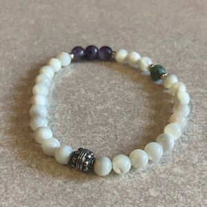 Hide Away Mother of Pearl: Stylish White and Purple Beaded Bracelet